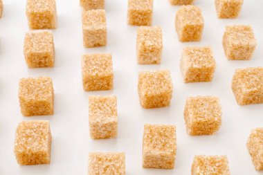 beyaz zemin üzerinde kahverengi şeker kamışı küpleri