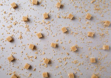 Kahverengi küpleri ile akçaağaç şekeri pul gri arka plan üzerinde