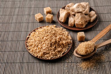 Tabak ve kaşık şeker masada çeşitleri ile