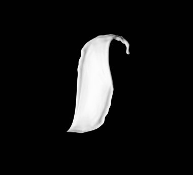 Siyah arkaplanda süt damlası