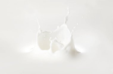 Beyaz arkaplanda süt damlası