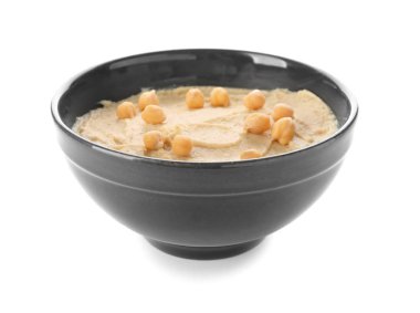 Beyaz arka planda lezzetli humus olan kase