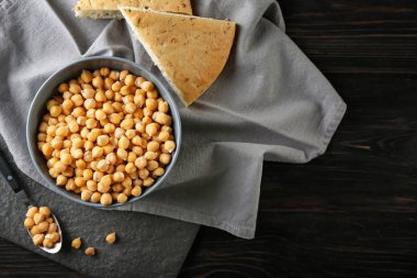 Ahşap masa üzerinde nohut ile kase