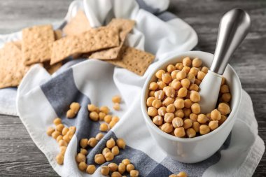 Harç nohut ahşap masa üzerinde dolu