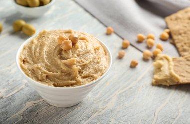 Humus üzerinde masa lambası ile kase