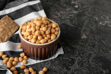 Karanlık masada kase taze nohut