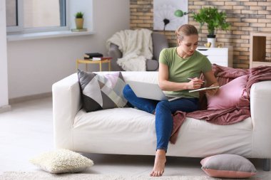 Evde eğitim dizüstü bilgisayar ile kız öğrenci