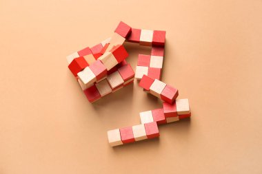 Renk arka plan üzerinde ahşap puzzle