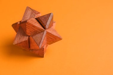 Renk arka plan üzerinde ahşap puzzle