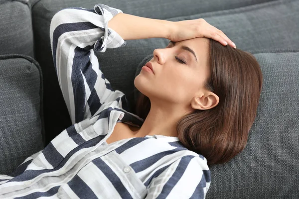 Frau Leidet Hause Unter Kopfschmerzen — Stockfoto