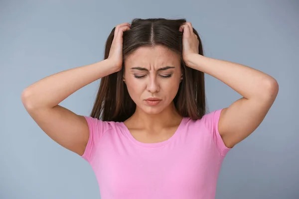 Mujer Que Sufre Dolor Cabeza Fondo Del Color —  Fotos de Stock