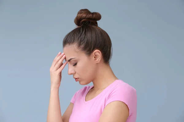 Mujer Que Sufre Dolor Cabeza Fondo Del Color — Foto de Stock