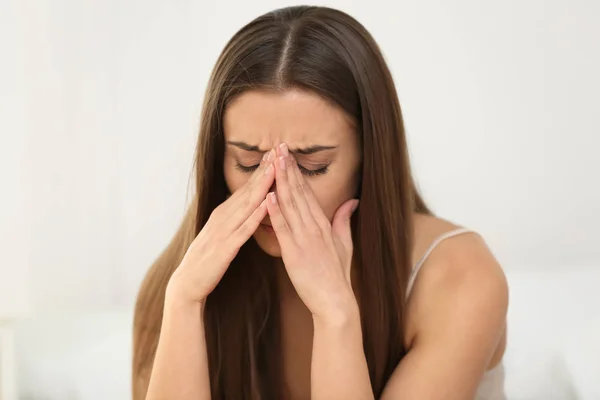 Frau Leidet Unter Kopfschmerzen Schlafzimmer — Stockfoto