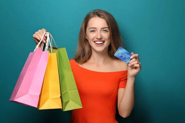 Gelukkig Mooie Vrouw Met Boodschappentassen Credit Card Kleur Achtergrond — Stockfoto