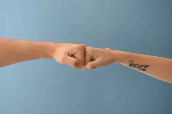 Man Woman Bumping Fists Color Background — Stock Photo, Image