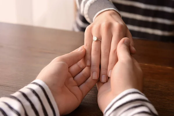 Pareja Joven Cariñosa Cogidas Mano Mesa Primer Plano — Foto de Stock