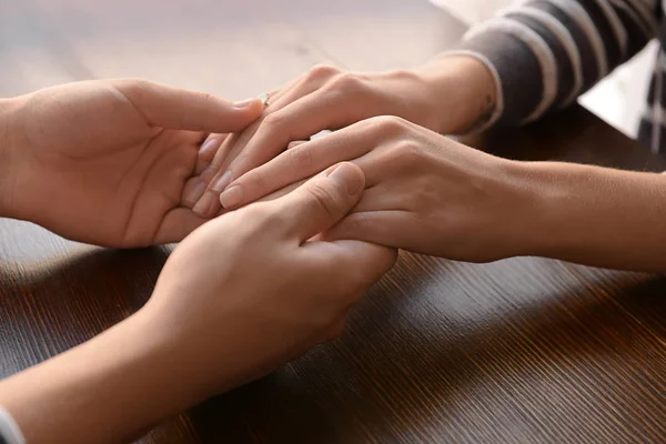 Pareja Joven Cariñosa Cogidas Mano Mesa Primer Plano —  Fotos de Stock