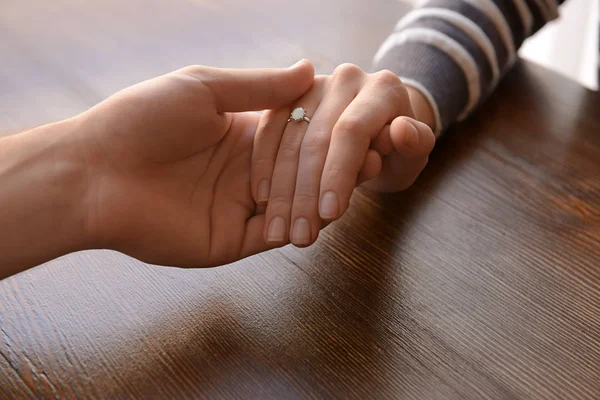 Αγαπώντας Νεαρό Ζευγάρι Κρατώντας Χέρια Στο Τραπέζι Κοντινό Πλάνο — Φωτογραφία Αρχείου