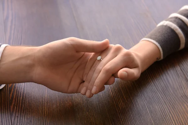 Liebendes Junges Paar Händchen Haltend Tisch Nahaufnahme — Stockfoto