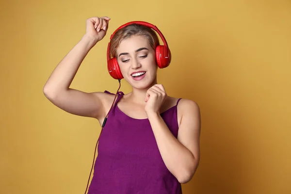 Mooie Jonge Vrouw Luisteren Naar Muziek Kleur Achtergrond — Stockfoto