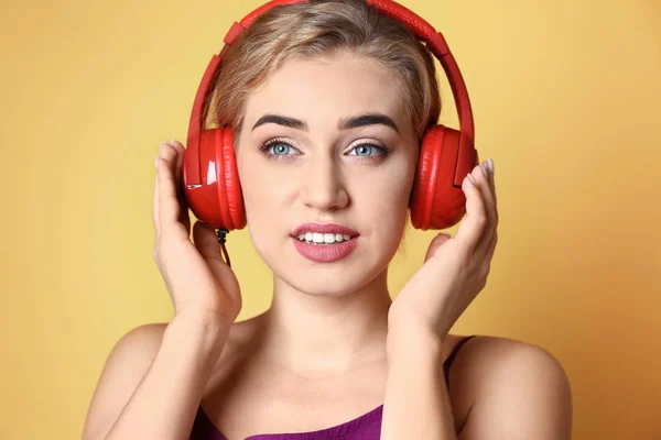 Hermosa Joven Escuchando Música Sobre Fondo Color —  Fotos de Stock