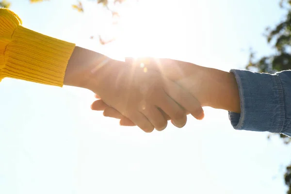 People Shaking Hands Outdoors — Stock Photo, Image