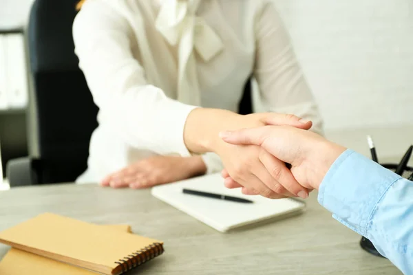 Menschen Beim Händeschütteln Bürotisch — Stockfoto