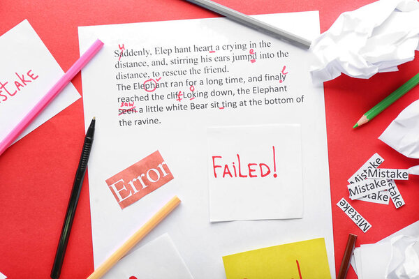 Лист бумаги с исправленными ошибками в тексте на цветном фоне, вид сверху
