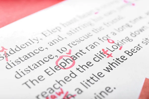 Lembaran Kertas Dengan Dikoreksi Kesalahan Dalam Teks Closeup — Stok Foto