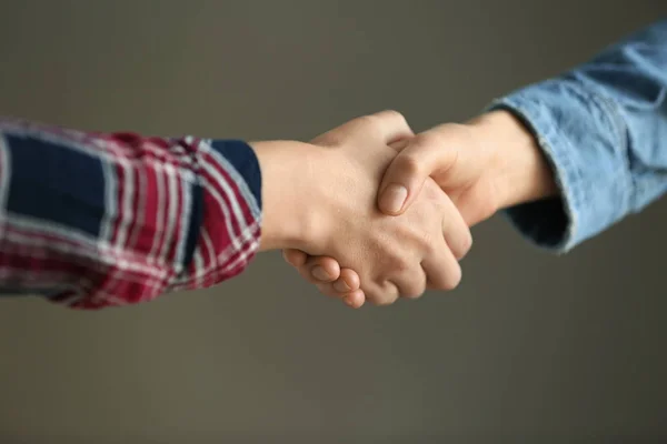 Menschen Beim Händeschütteln Vor Grauem Hintergrund — Stockfoto