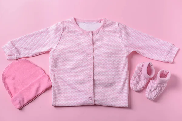 Комплект Детской Одежды Цветном Фоне Плоский Лежал — стоковое фото