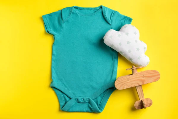Barnkläder Och Leksaker Färg Bakgrunden Ovanifrån — Stockfoto
