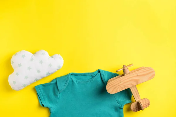 Μωρό Ρούχα Και Παιχνίδια Για Χρώμα Φόντου Top View — Φωτογραφία Αρχείου
