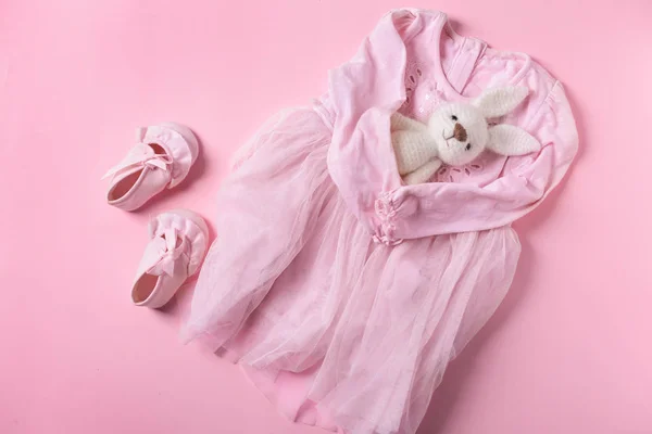 Babykleid Schuhe Und Spielzeug Auf Farbigem Hintergrund Ansicht Von Oben — Stockfoto