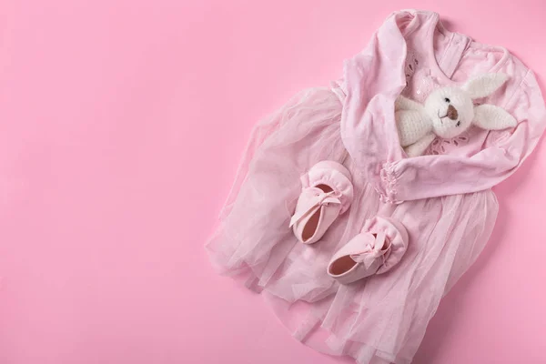 Детское Платье Обувь Игрушка Цветном Фоне Вид Сверху — стоковое фото
