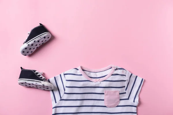 Baby Clothes Shoes Color Background Flat Lay — Stock Photo, Image