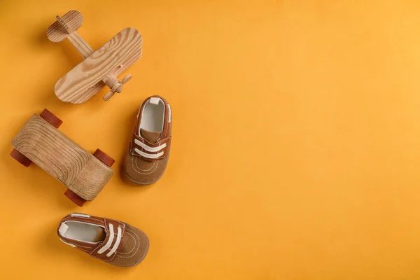 Zapatos Bebé Juguetes Fondo Color Plano Lay —  Fotos de Stock