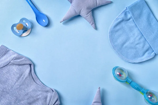 Bebek Giysileri Çerçeve Yaptı Aksesuarları Düz Renkli Arka Plan Üzerinde — Stok fotoğraf