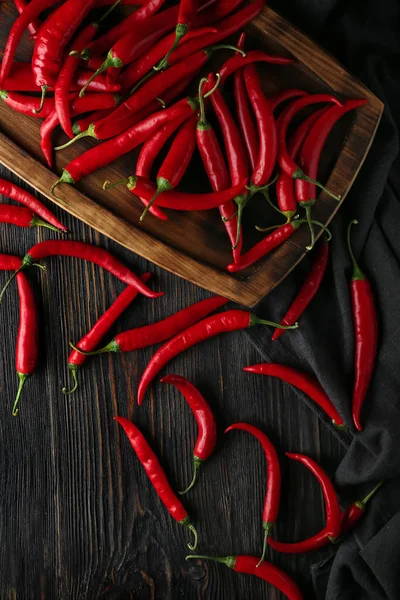 Deska Red Hot Chili Papričky Dřevěný Stůl — Stock fotografie