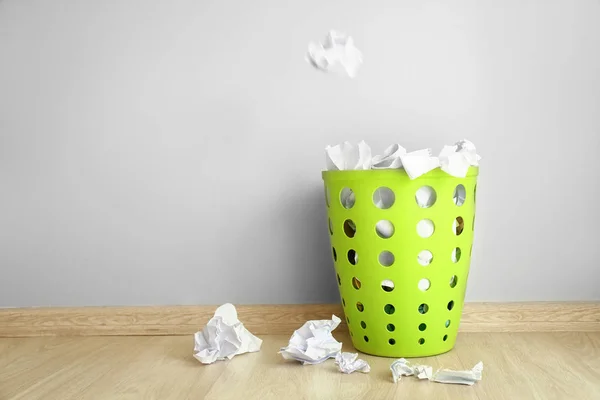 Rubbish Bin Crumpled Paper Light Wall Mistake Concept — Stock Photo, Image