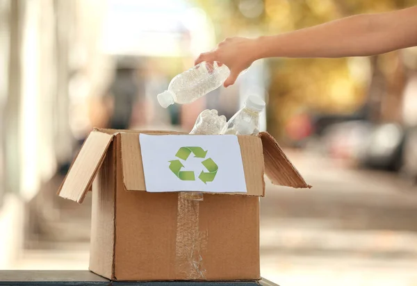 Junge Frau Wirft Plastikflasche Karton Freien Recyclingkonzept — Stockfoto