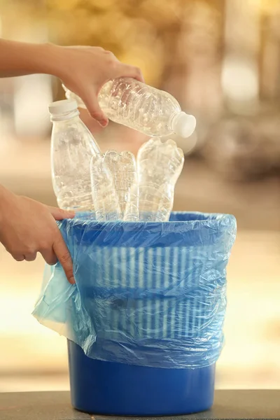 Jovem Mulher Jogando Garrafa Plástico Lixo Livre — Fotografia de Stock