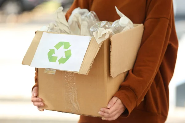 Junge Frau Mit Pappschachtel Mit Plastikflaschen Freien Recyclingkonzept — Stockfoto