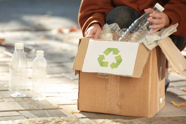 Junge Frau Wirft Plastikflasche Karton Freien Recyclingkonzept — Stockfoto