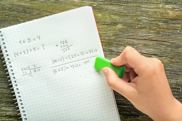 Mulher Apagando Erro Notebook Com Equação Matemática Vista Superior — Fotografia de Stock