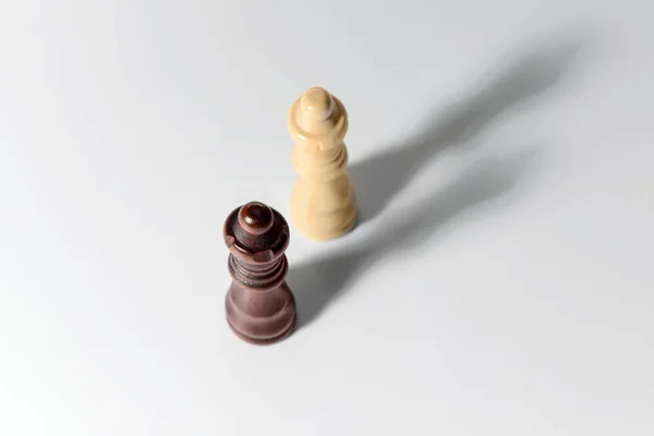 白色背景的棋子 — 图库照片