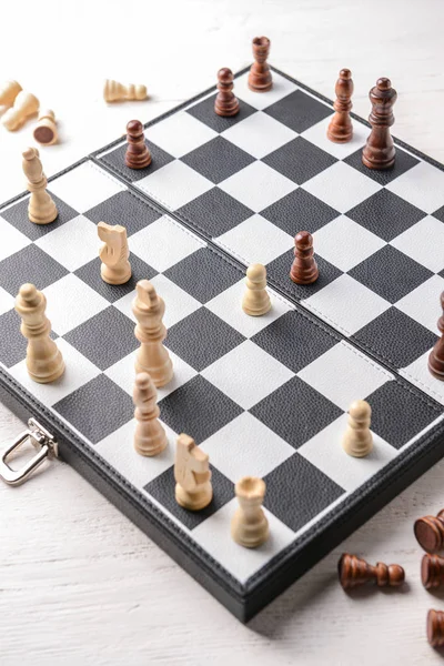 Spielbrett Mit Schachfiguren Auf Weißem Holztisch — Stockfoto