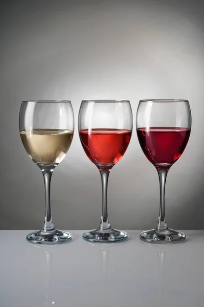 Bicchieri Con Diversi Tipi Vino Sfondo Grigio — Foto Stock
