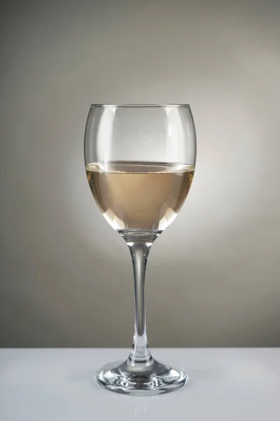 Verre Vin Blanc Sur Fond Gris — Photo