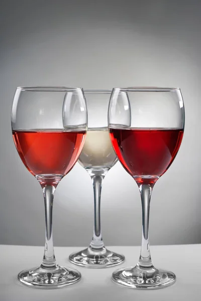 Gläser Mit Verschiedenen Weinsorten Auf Grauem Tisch — Stockfoto